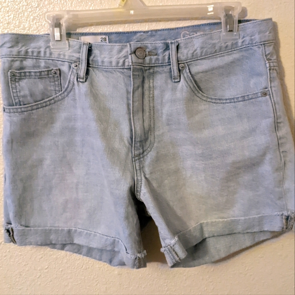 Gap Women's Sexy Boyfriend denim shorts, light wash blue, jean size 28 (size 6)